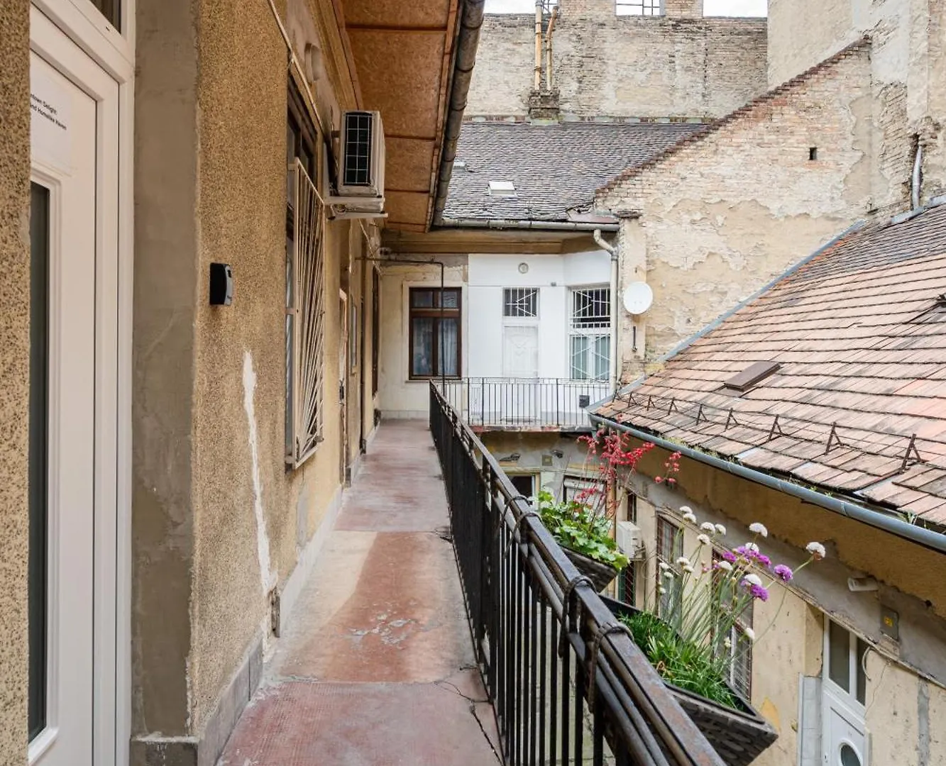 New Downtown Bliss - A Homelike Haven Budapest Apartment